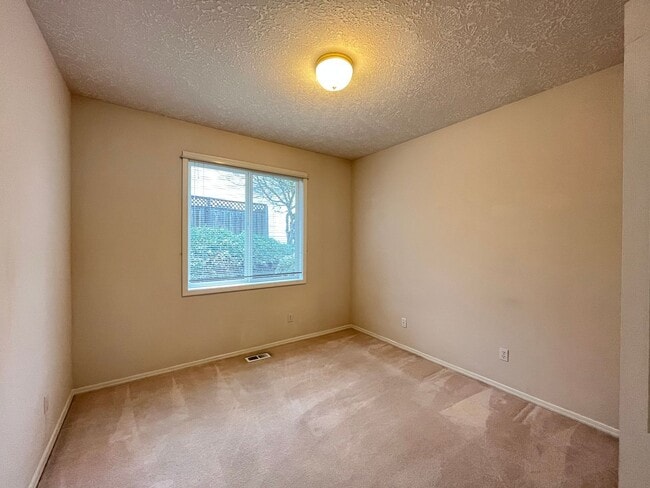 Building Photo - Clackamas Ranch 3 bedroom 2 bathroom - W/D...