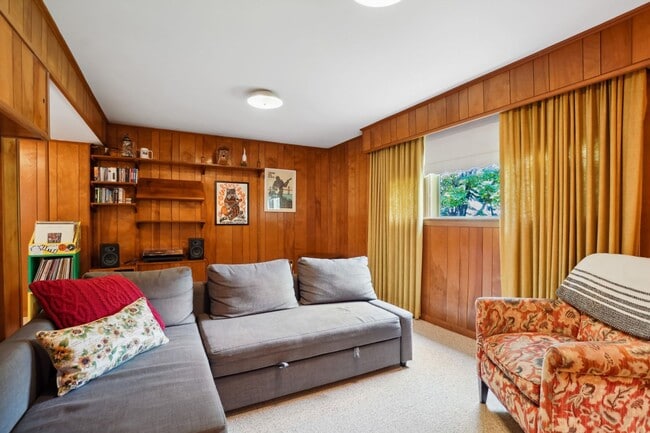 Building Photo - Spacious Split Level on Sundale Stone's Th...