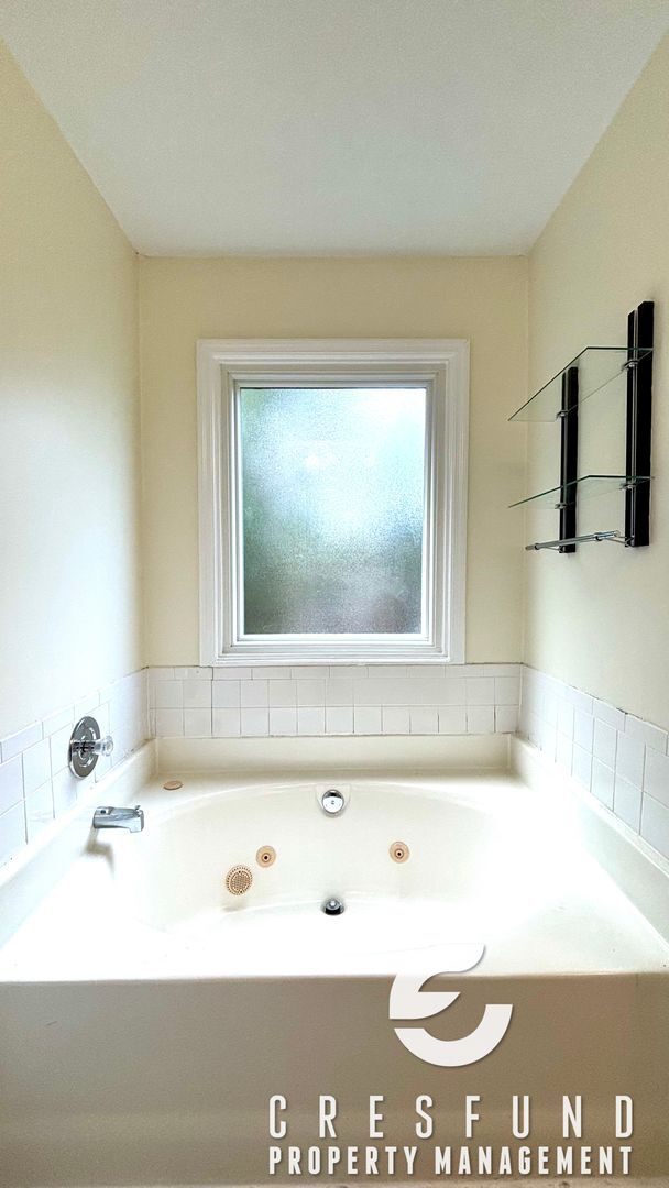 Building Photo - OVER 2000 SQ. FEET - Minutes Away from JAC...