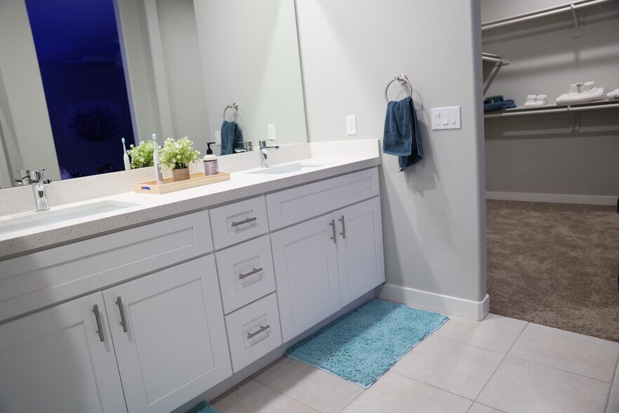 Building Photo - 13826 Caliente Dr