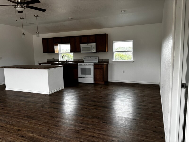 Building Photo - 240 Country Club Rd