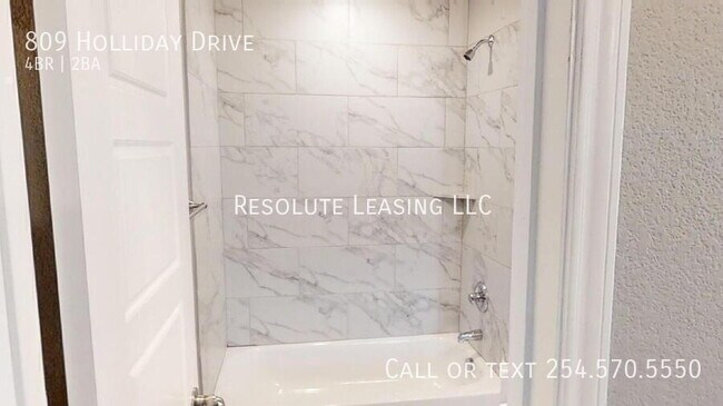 Building Photo - 809 Holliday Dr