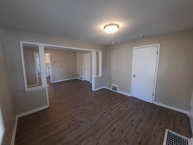 Building Photo - 3 bedroom home with covered patio and garage!