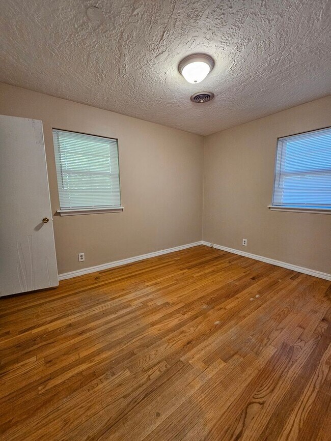 Building Photo - (3) Bed/(1.5) Bath in Core Norman Avail No...