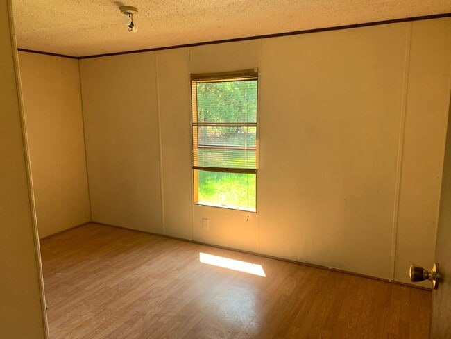 Building Photo - 3 bed, 2 bath, mobile home $800 month, $80...