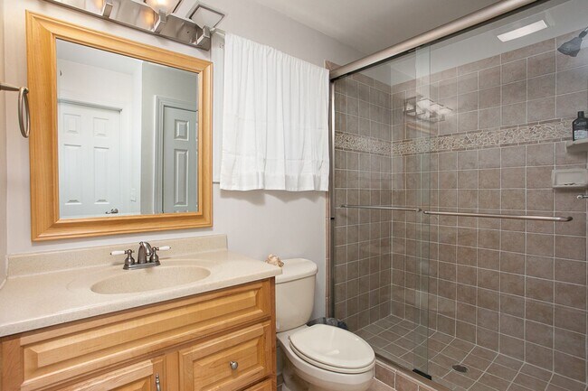 Building Photo - Contemporary 3-Bedroom 2-Bath Townhome in Chapel Hill Close to UNC and Hospital!