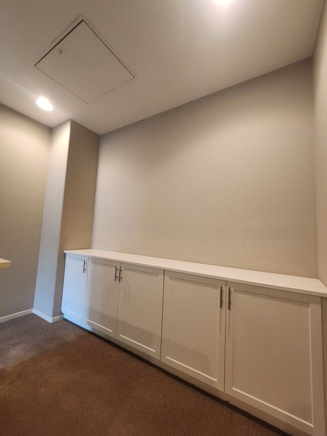 Building Photo - Gorgeous two bedroom home with 2.5 bathroo...