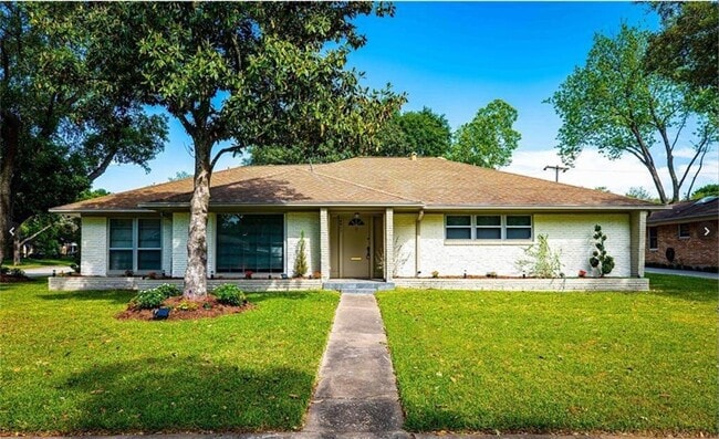 Building Photo - Newly Renovated 4-bedroom Home Inside the Loop