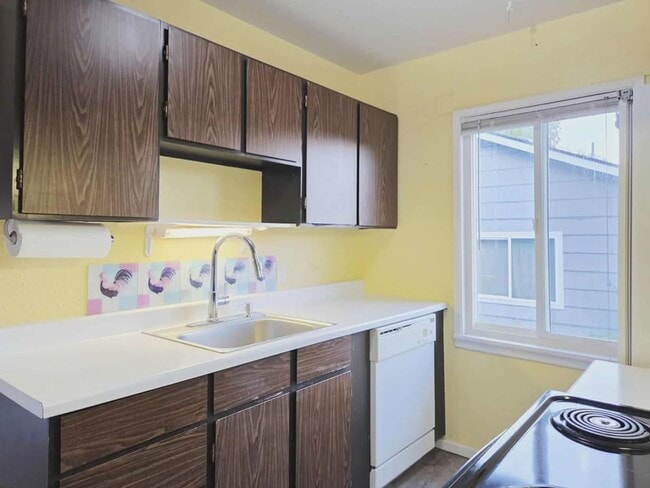 Building Photo - 1261/1263 Montana St. Duplex