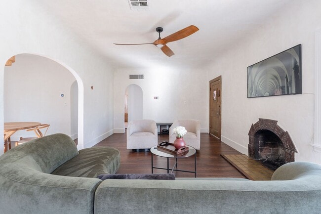 Building Photo - Rare 2 Bed 2 Bath Remolded Home in FQ Hist...