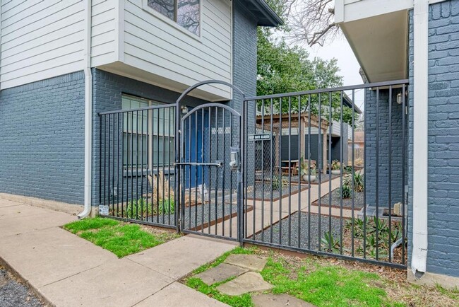 Building Photo - 2/2.5 Townhome in Desirable North Austin