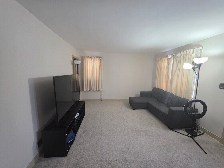 Building Photo - 1935 Searles Rd