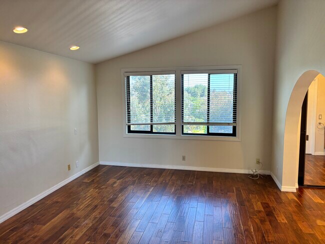 Building Photo - 3069 Charlotte St