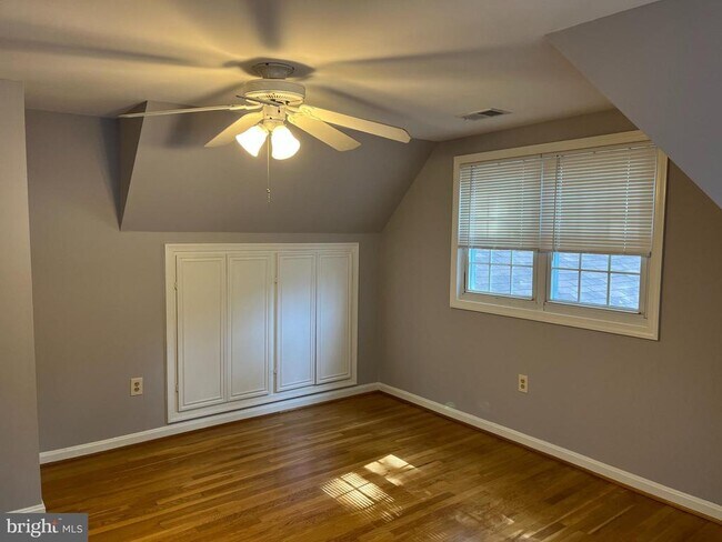 Building Photo - 6803 Dante Ct