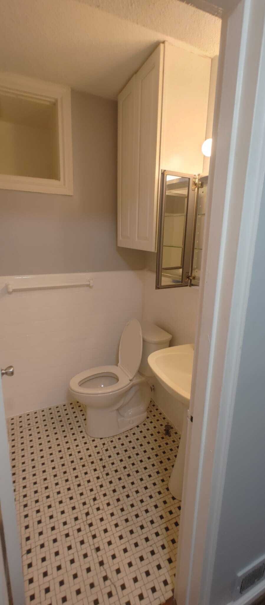 Building Photo - 606 19th ST NE APT1