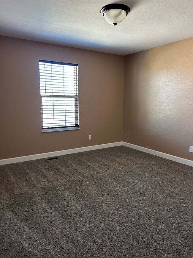 Building Photo - 1105 Lear Ln