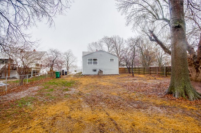 Building Photo - This Single Family Home In Grandview Is Re...