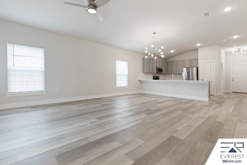Building Photo - 8 Red Oak Pl