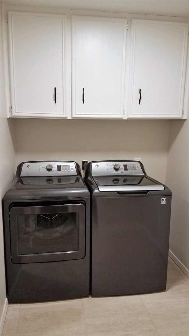 Building Photo - 2055 Island View