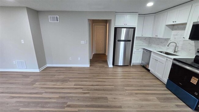 Building Photo - 3025 Mangum Dr