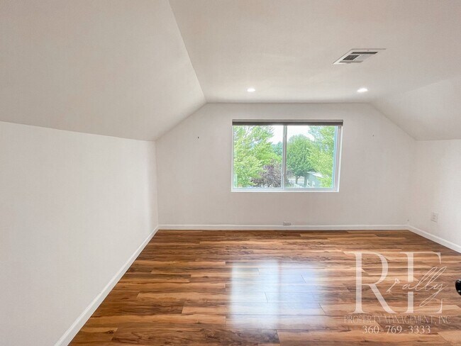 Building Photo - 3BR Bremerton Home with Vintage Charm & Mo...