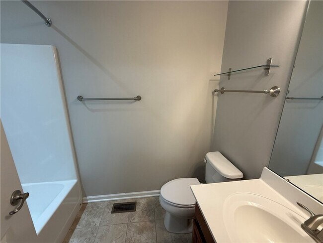 Building Photo - 202 Pointe View Dr