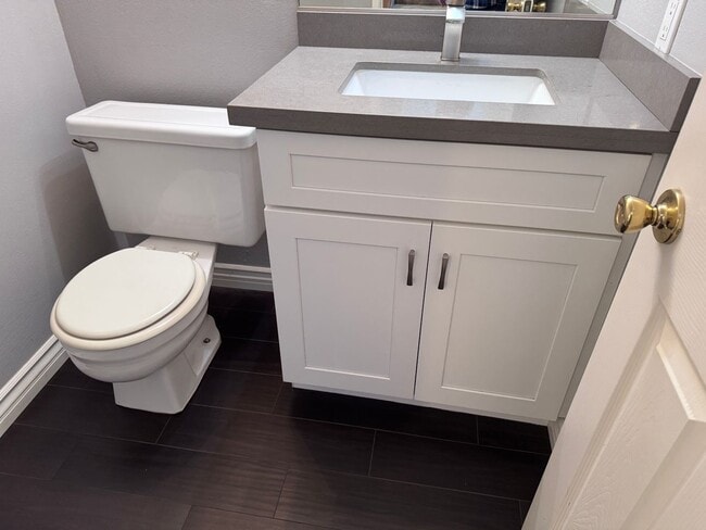 Building Photo - 2 Bedroom 2.5 Bath in the Beautiful City of Corona (New Carpet stairs and 2nd level)