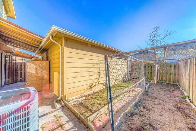Building Photo - 7239 Autumn Sun Dr