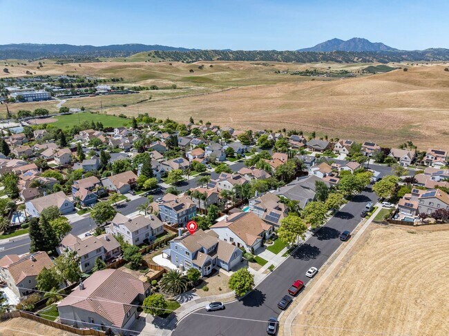 Building Photo - Gorgeous 4 Bedroom with SOLAR in Shadow Lakes!