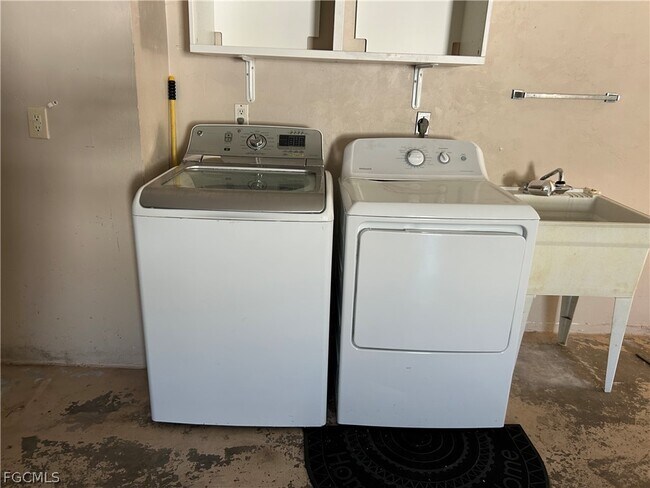 Building Photo - 2128 SE 4th St