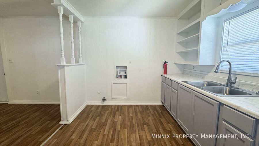 Building Photo - 420 W Lynn St