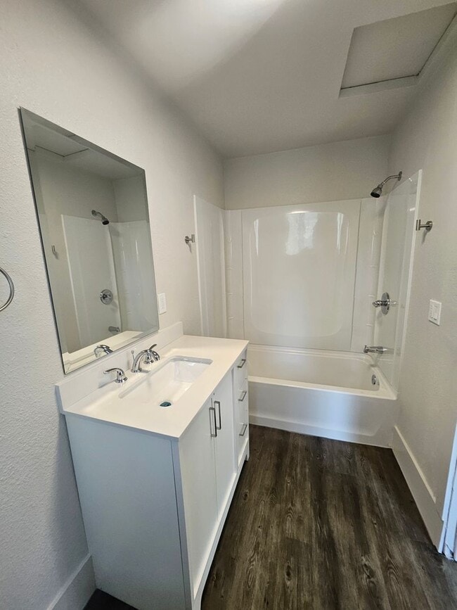 Building Photo - Cute Middleton Duplex