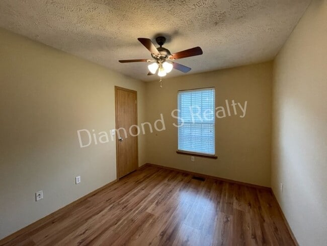 Building Photo - 2311 N Rogers Ave
