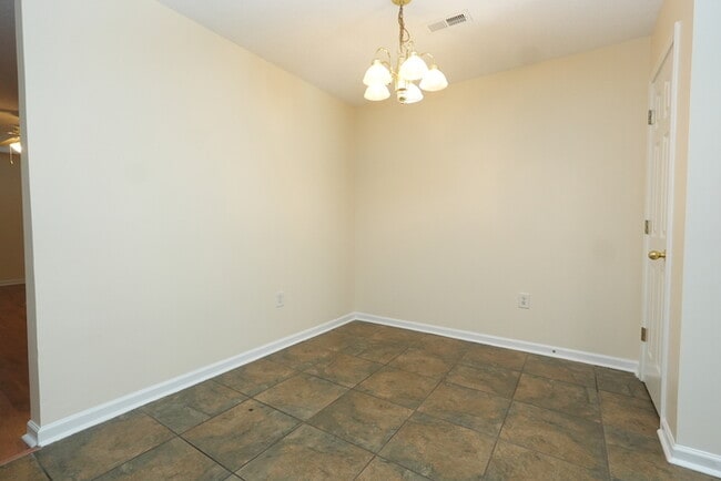 Building Photo - Charming 2-bedroom, 2.5-bath home
