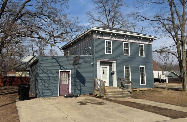 Building Photo - 303 St Lawrence Ave
