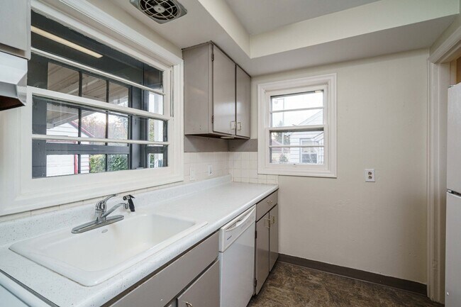 Building Photo - PET FRIENDLY Super Cute Craftsman Home 3 bedroom 1 Bath with Basement
