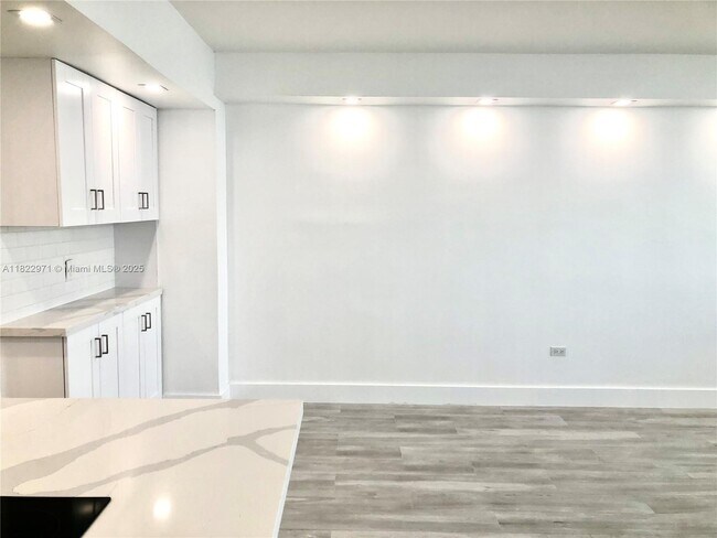 Building Photo - 905 Brickell Bay Dr