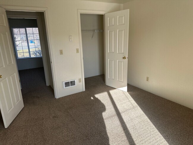 Building Photo - Quiet Eastside 3 Bdrm House, 2 Bath, All appliances in Kitchen, Attached Garage, Fenced Yard