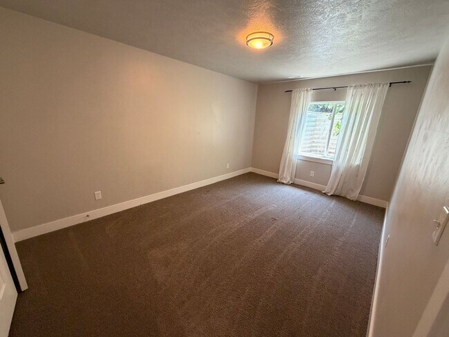 Building Photo - Spacious 6-Bedroom Home for Rent in Lehi