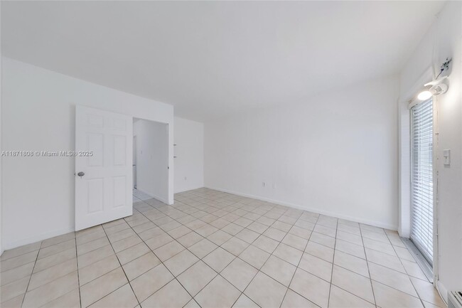 Building Photo - 6930 Rue Versailles Dr
