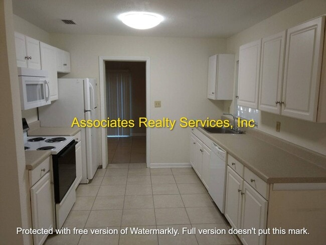 Building Photo - Spacious 4 Bedroom in Mason Manor