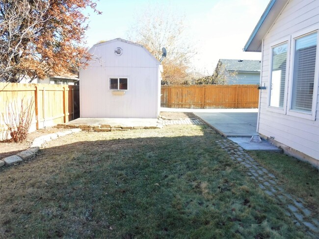 Building Photo - Charming 3 be 2 bath home on a corner lot,...