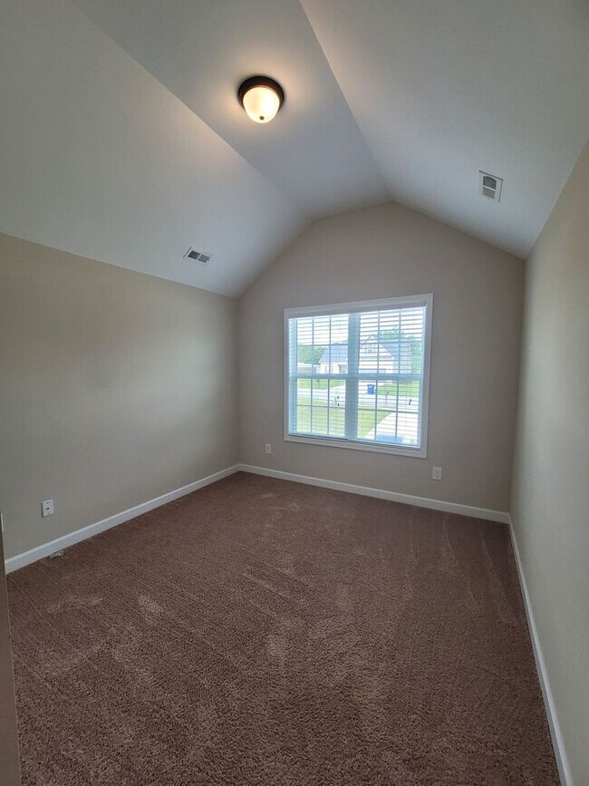 Building Photo - Beautiful 2 Story Home Located Outside of Fayetteville and Fort Bragg!