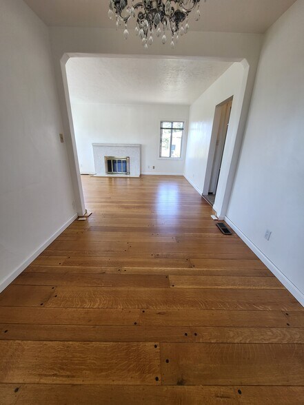 Building Photo - 906 Balra Dr