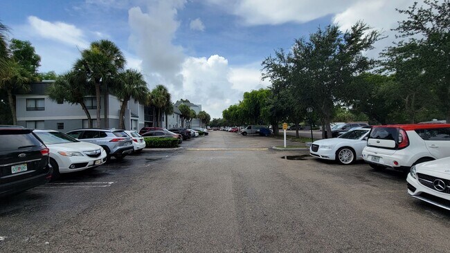 Building Photo - West Palm Beach 1 bedroom 1.5 bath Apartment.