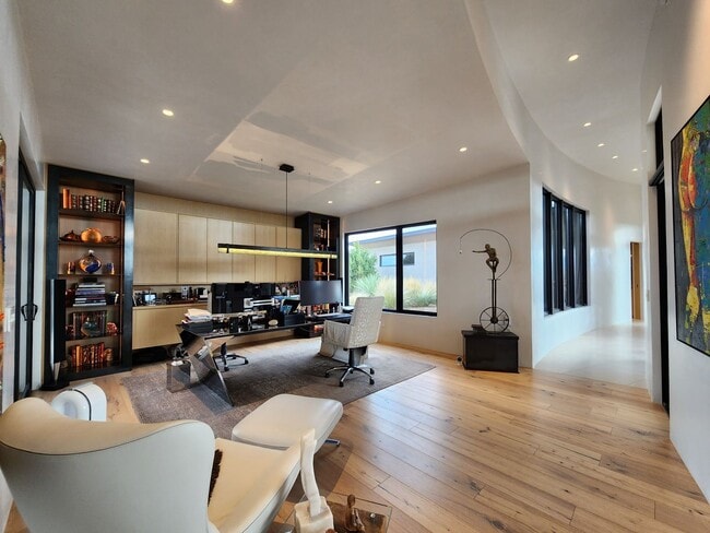 Building Photo - 36 Plz del Centro