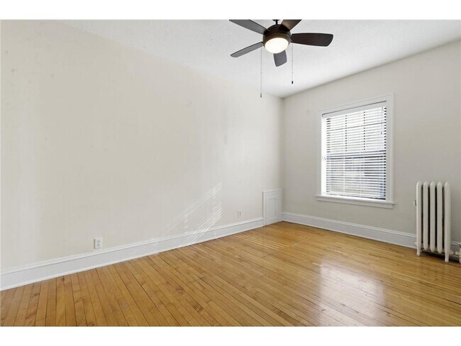 Building Photo - 220 E 19th St