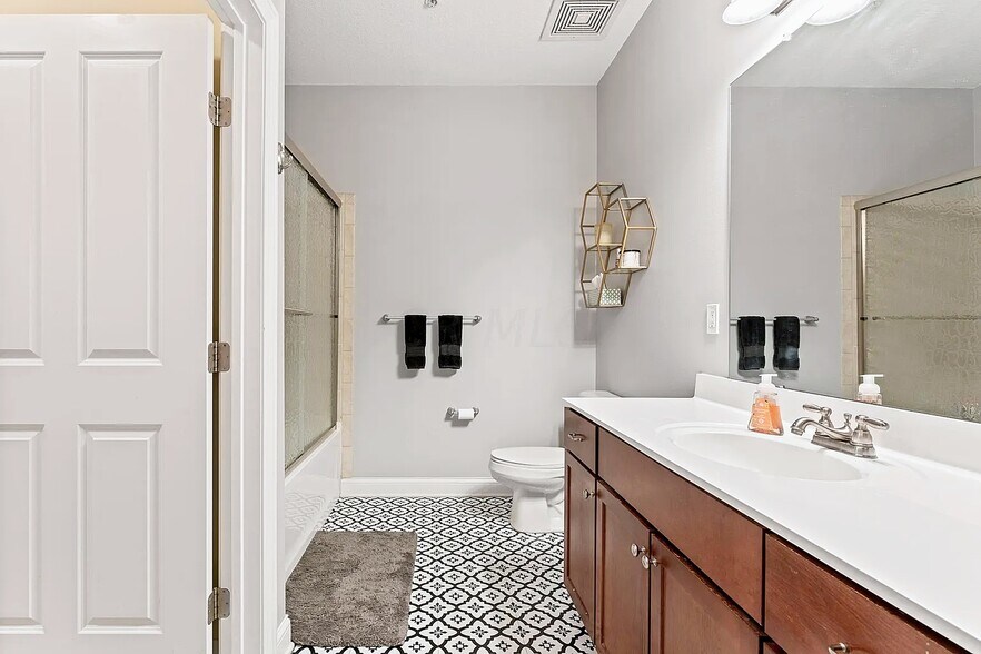 Bathroom - 515 W 1st Ave