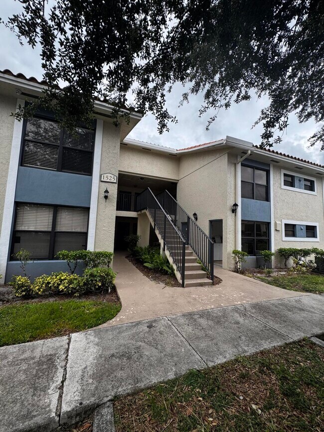 Building Photo - 1525 Lake Crystal Dr