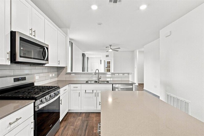 Building Photo - 100 Bennington Dr